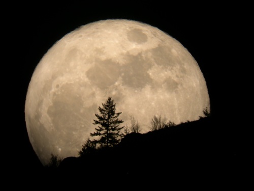 طلوع ابر ماه در شامگاه اولین روز سال 2018 